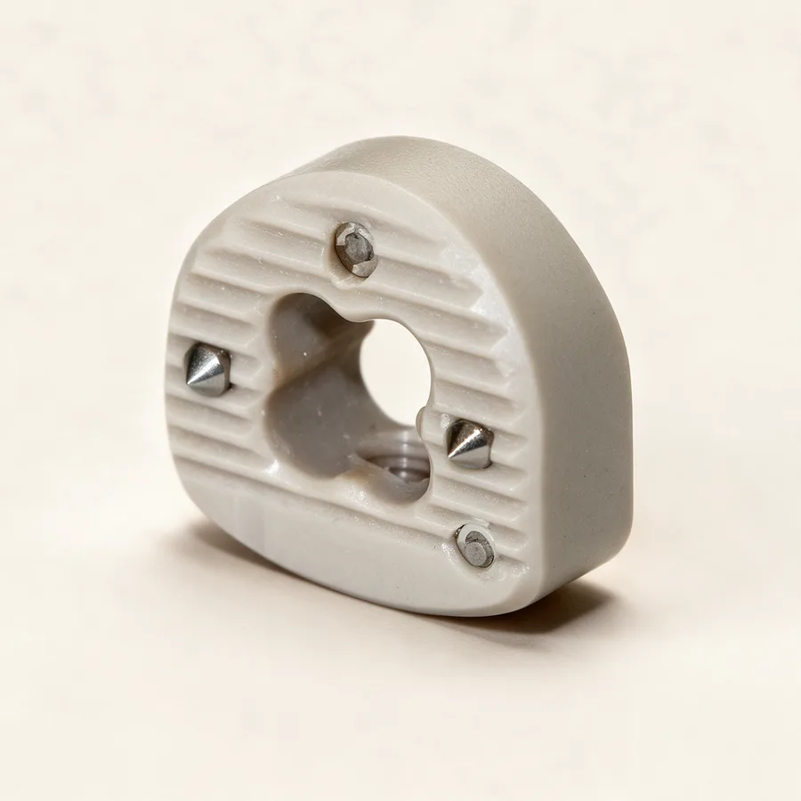 Dispositivo intersomático cervical de PEEK. Imagen referencial.