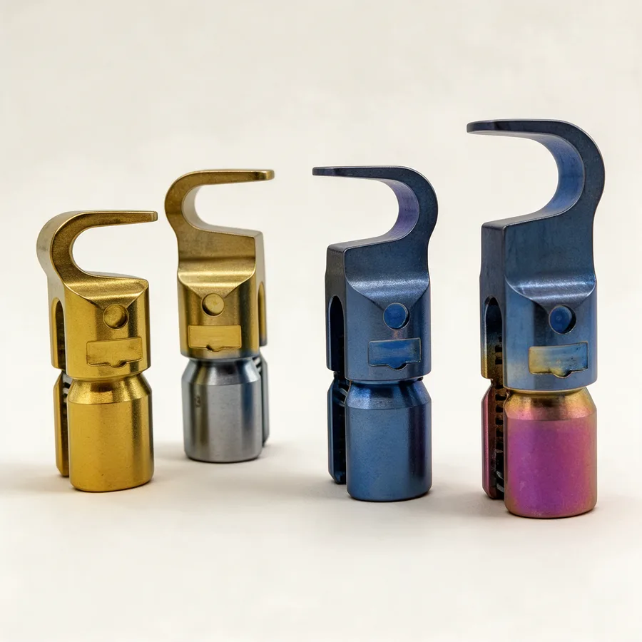 Ganchos transversos para tornillos transpediculares lumbares, vía posterior. Imagen referencial.